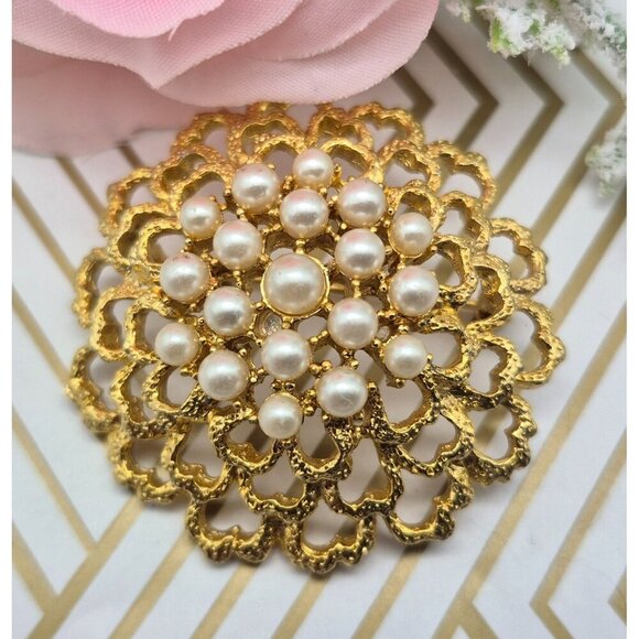Classic Textured Flower Gold Tone & Faux Pearl Vintage Domed Brooch Pin 1.75" - Picture 1 of 6